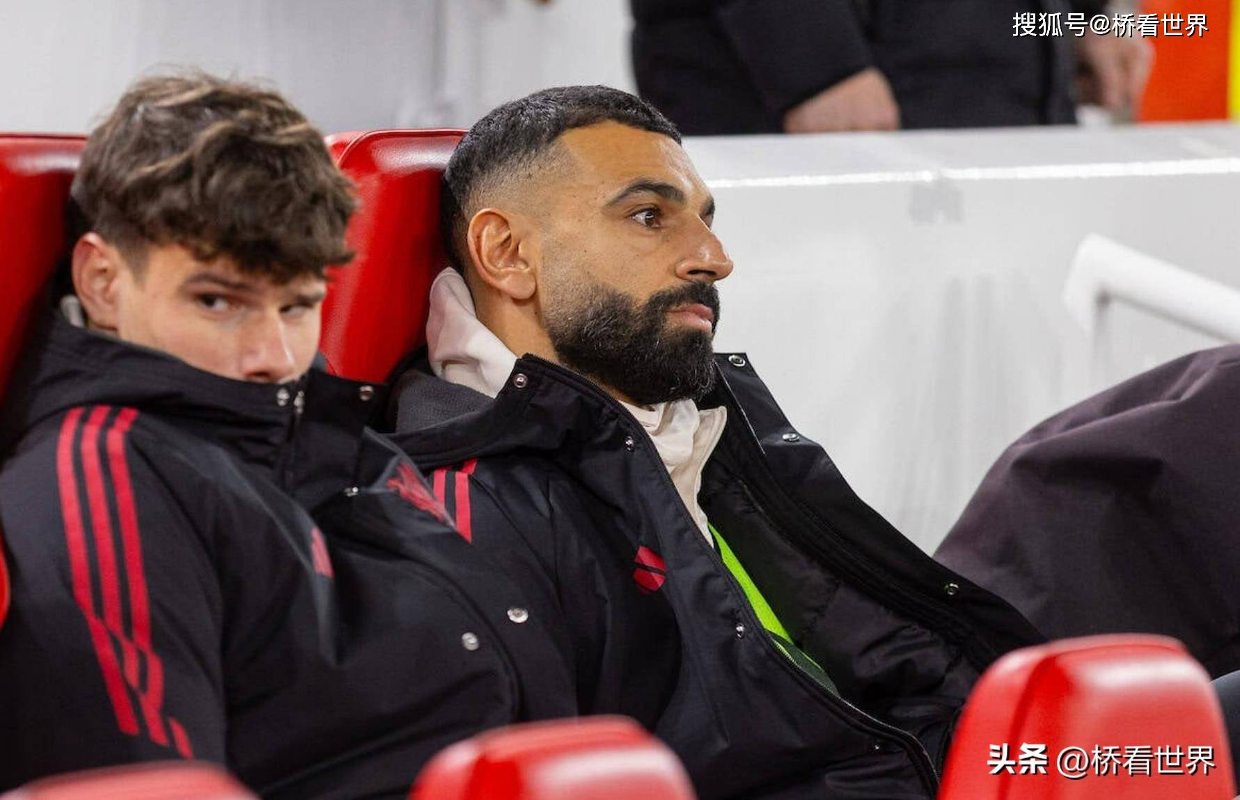 拉莫斯直接干倒萨拉赫